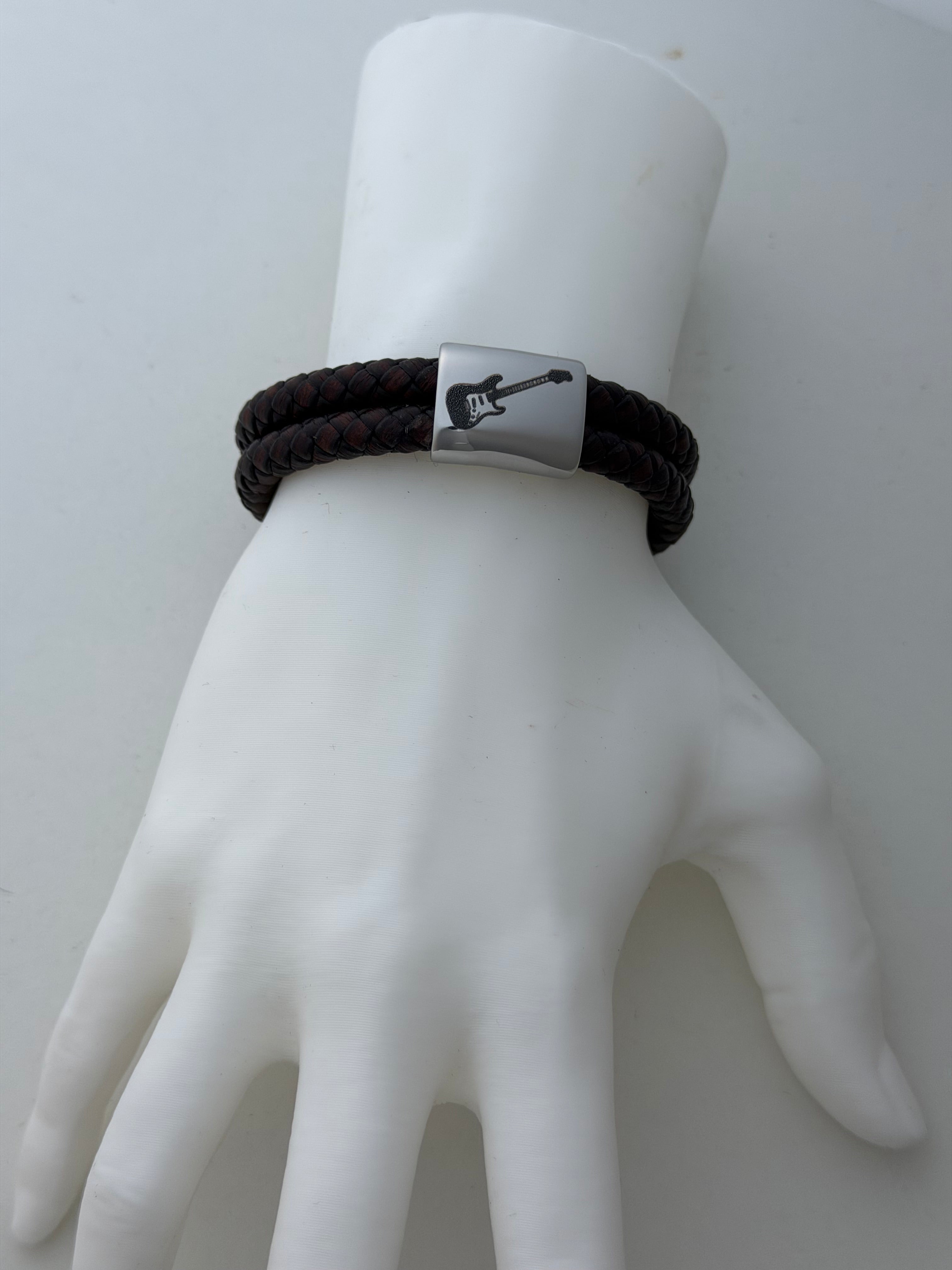 Läderarmband med gitarr – Musikarmband i flätat läder