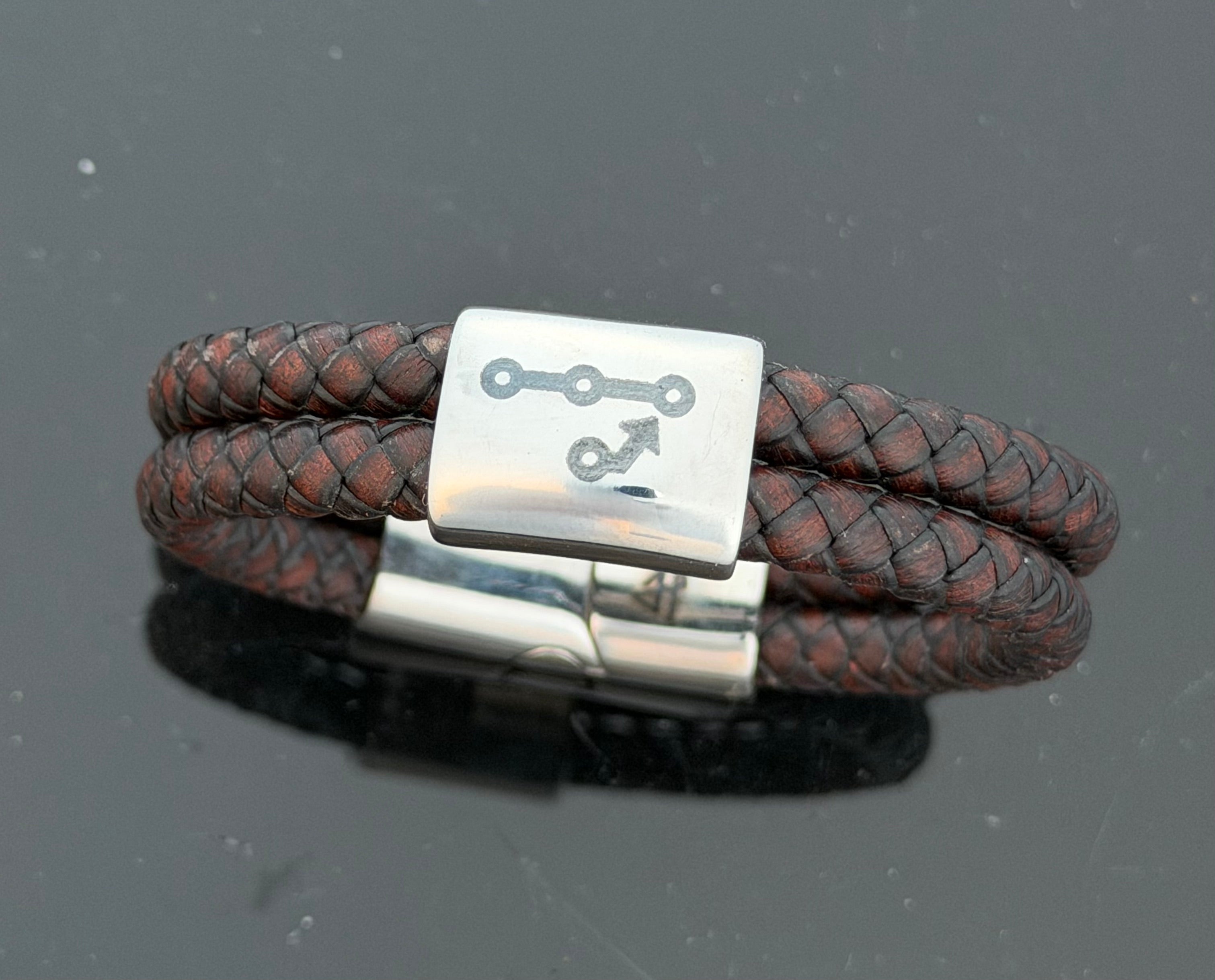 Pull Request armband i brunt läder med dubbla runda remmar och graverad Git-symbol