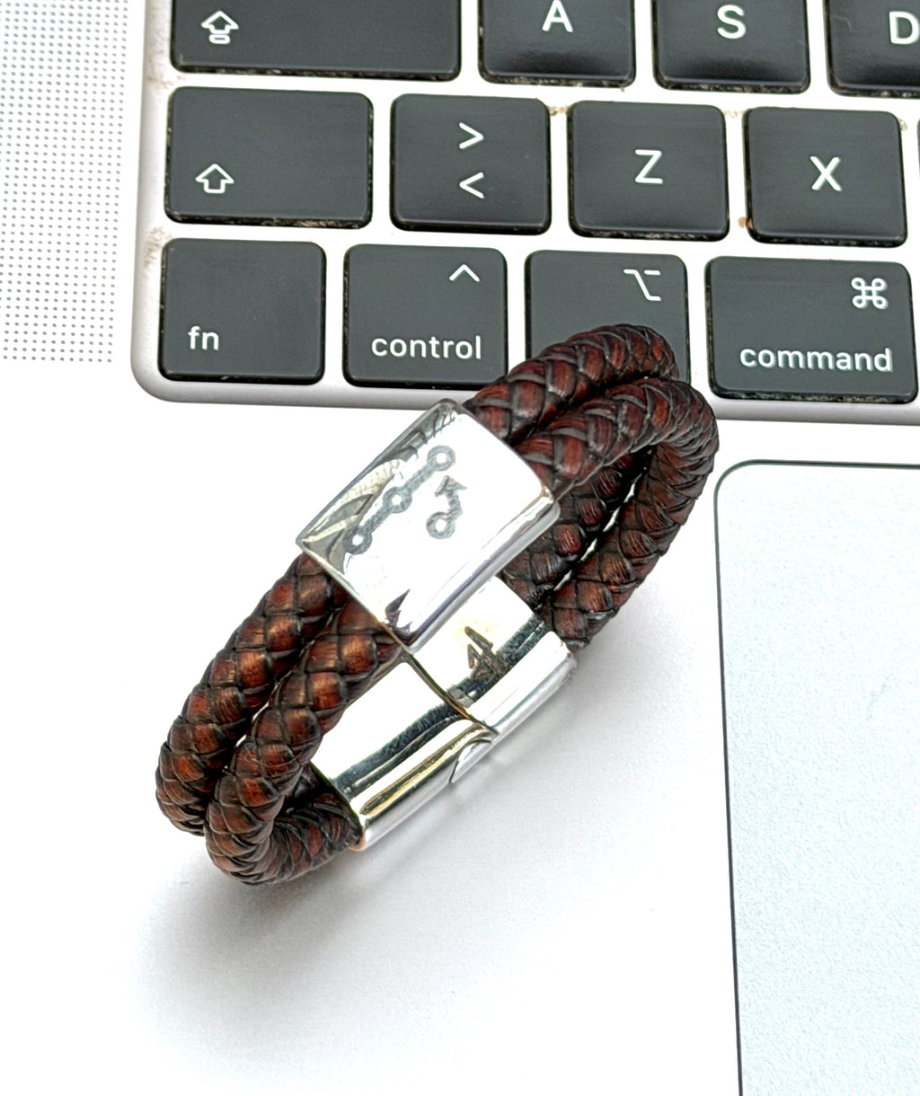 Pull Request armband i brunt läder vid tangentbord för utvecklare och programmerare