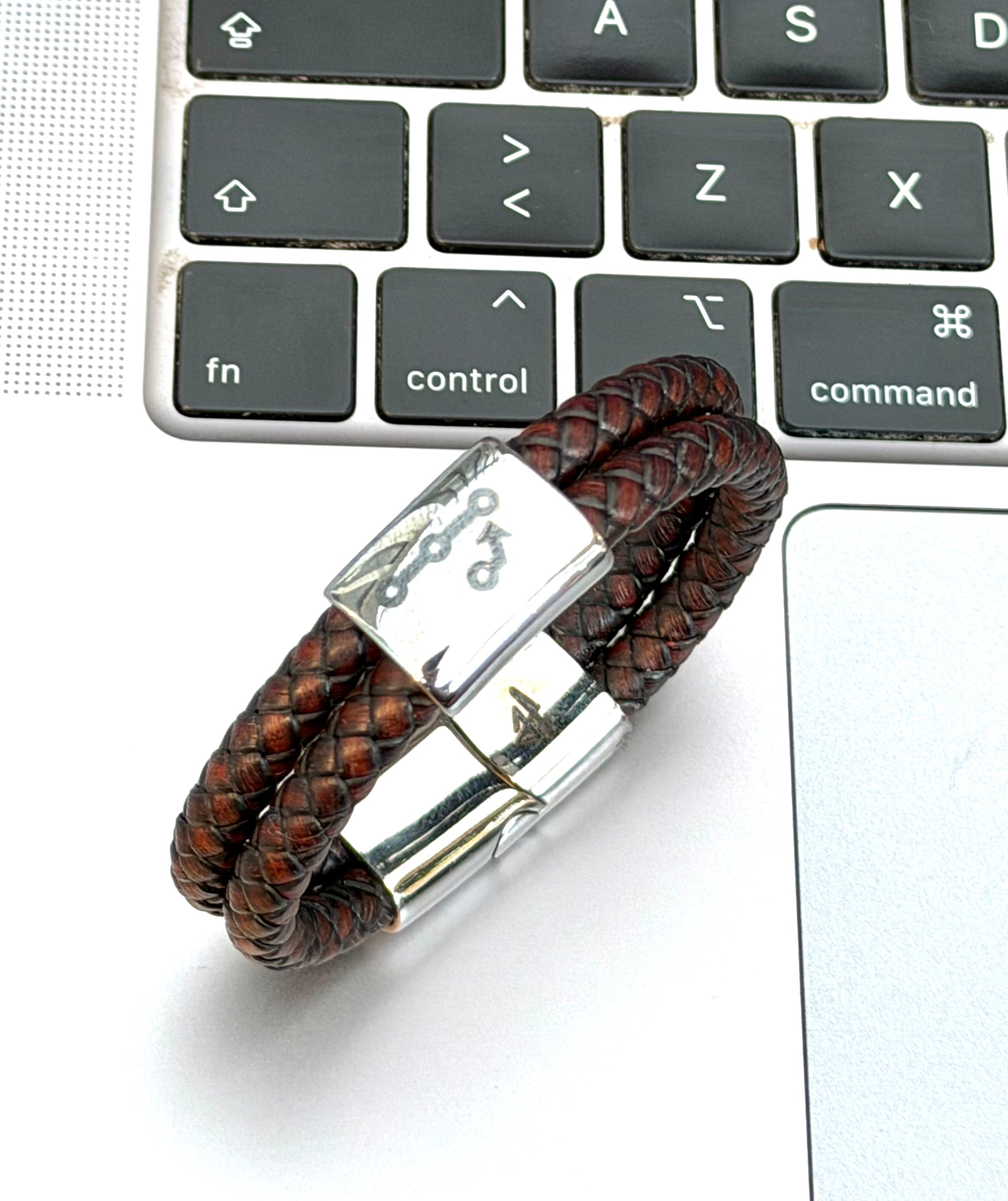Pull Request armband i brunt läder vid tangentbord för utvecklare och programmerare