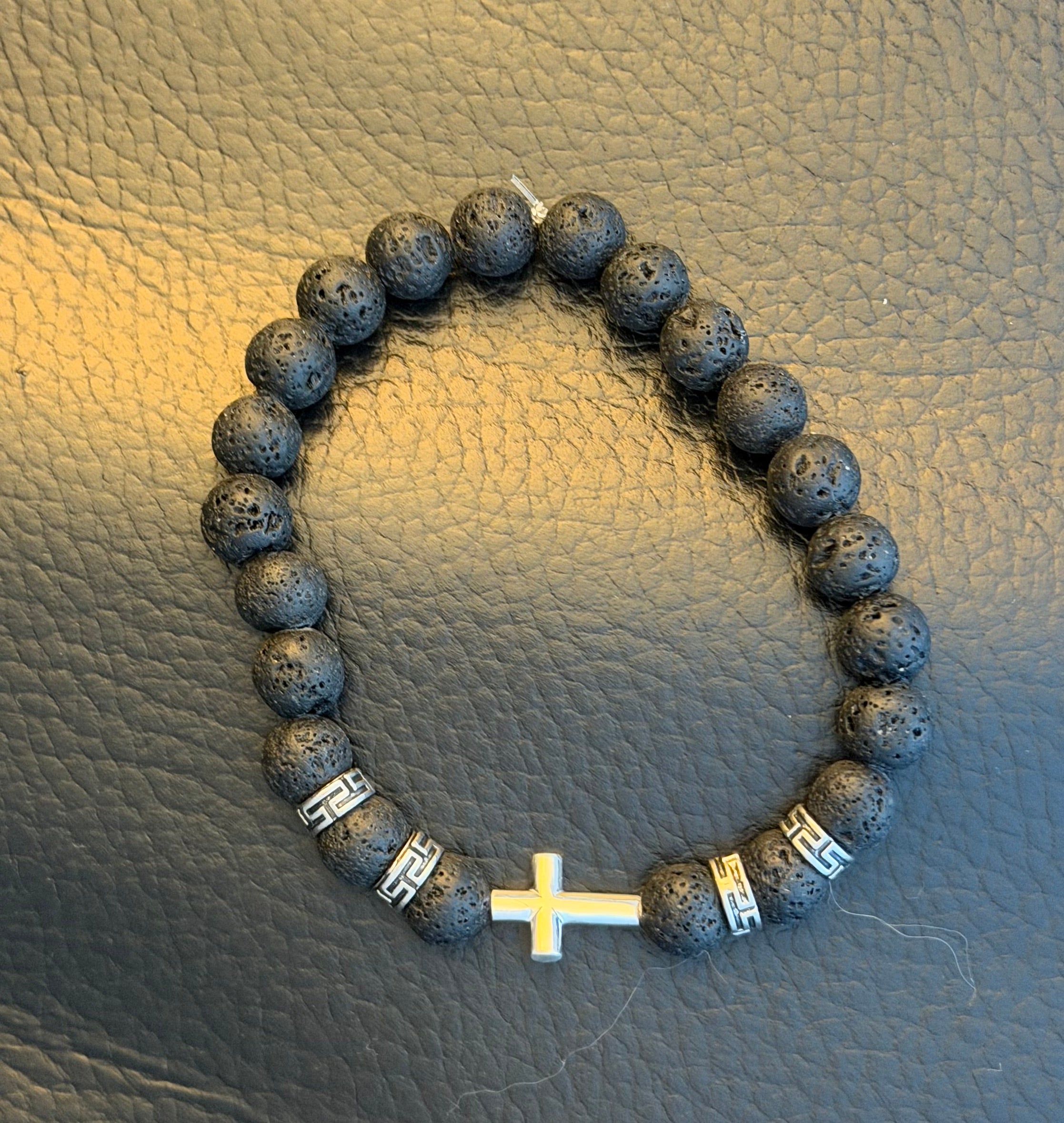 Radbandsarmband i Lavasten med Silverkors – Elastiskt Armband