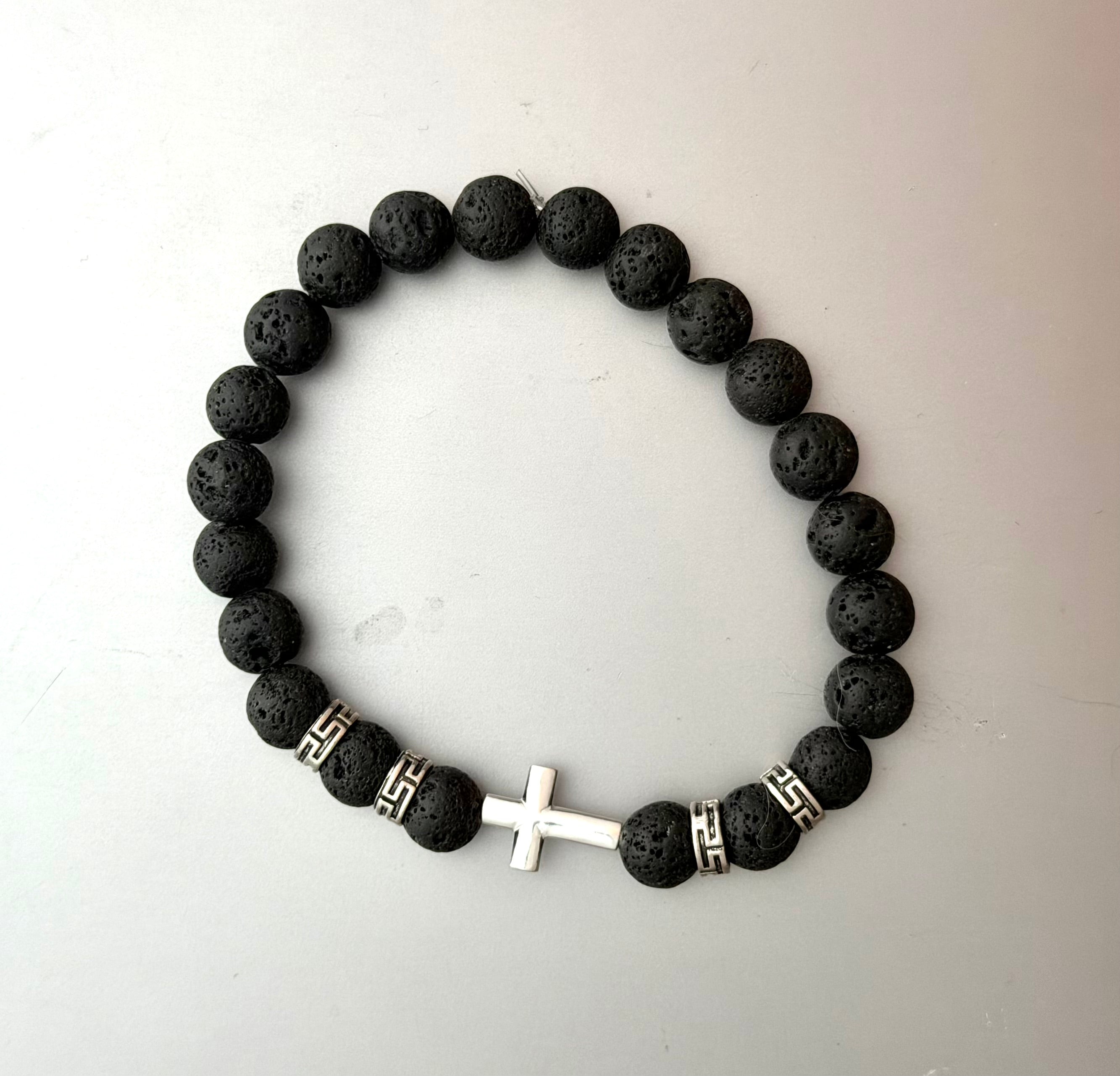 Radbandsarmband i Lavasten med Silverkors – Elastiskt Armband