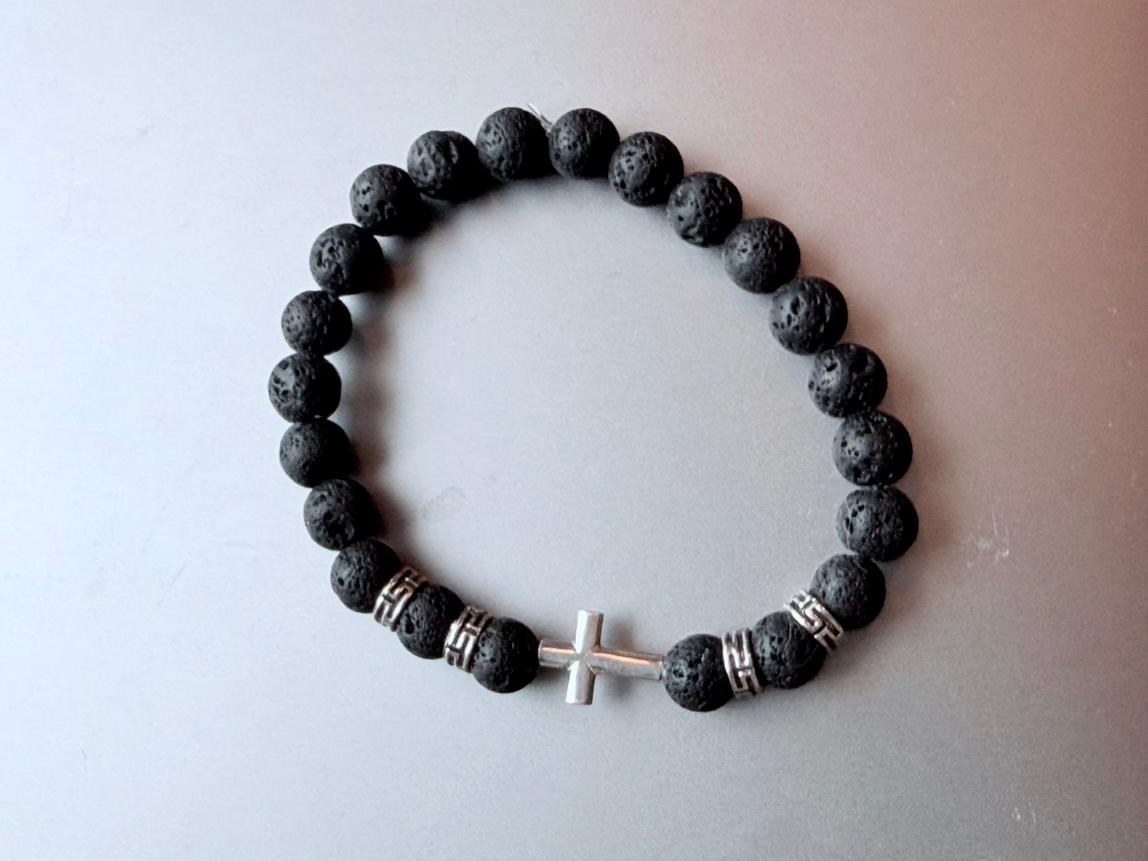 Radbandsarmband i Lavasten med Silverkors – Elastiskt Armband