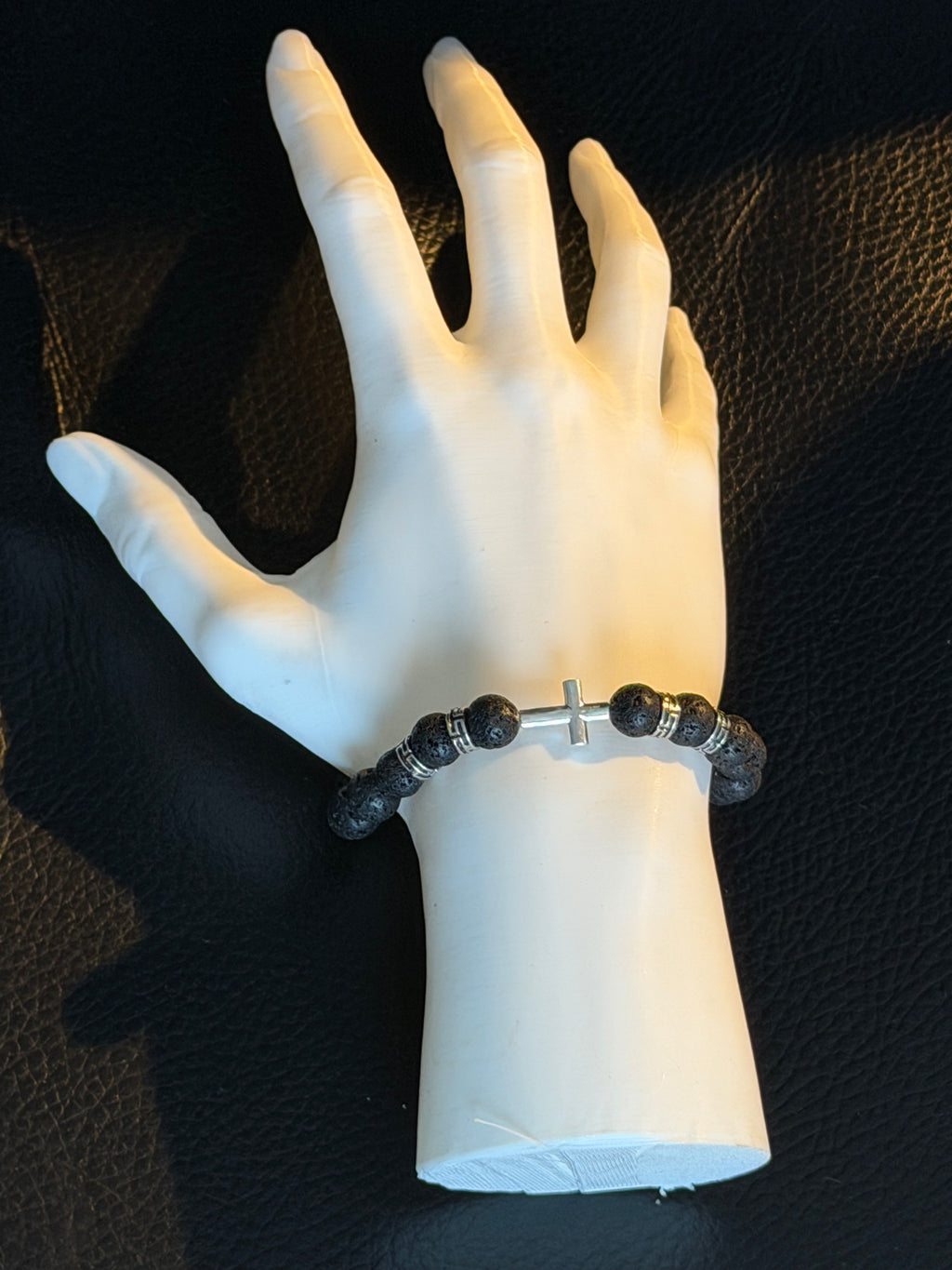 Radbandsarmband i Lavasten med Silverkors – Elastiskt Armband