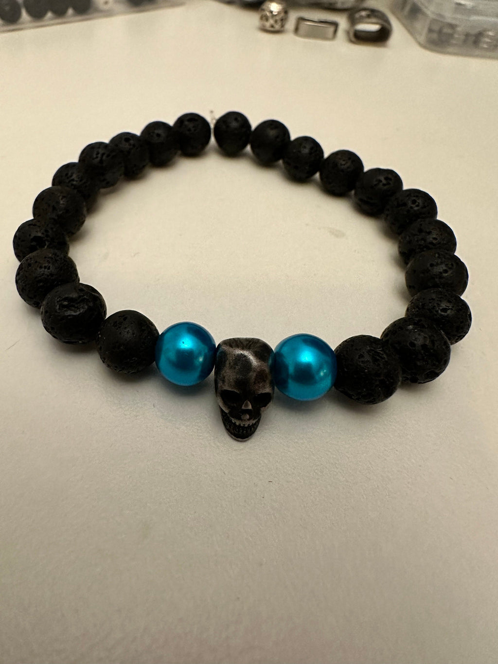 Lavastens‑armband i svart och blått med dödskalle