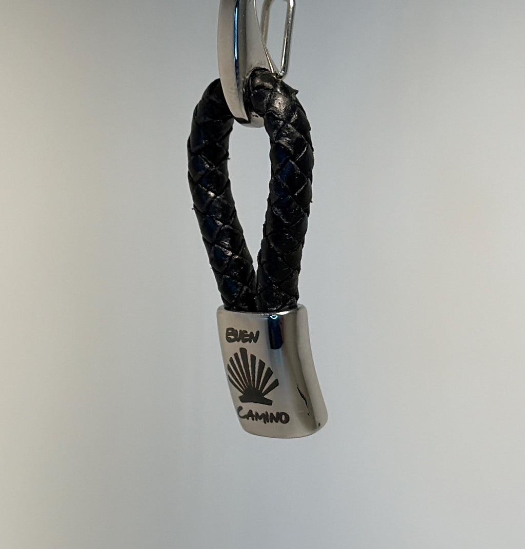 Handgjord Flätad Lädernyckelring – Pilgrimsmussla & Buen Camino, Jakobsleden Symbol