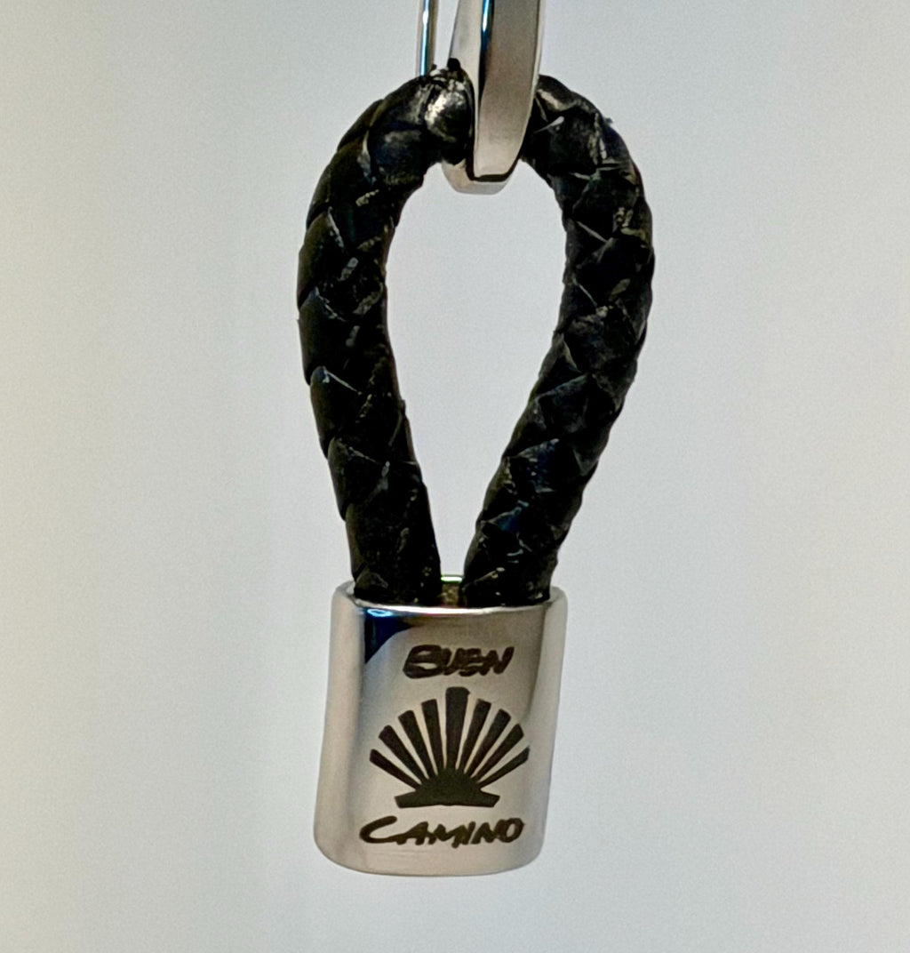 Handgjord Flätad Lädernyckelring – Pilgrimsmussla & Buen Camino, Jakobsleden Symbol