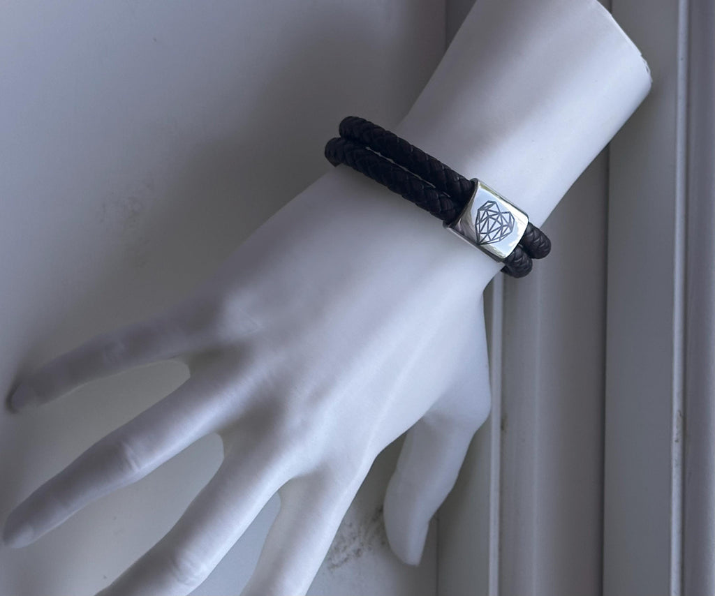 Armband i läder och stål – med hjärta i low poly stil
