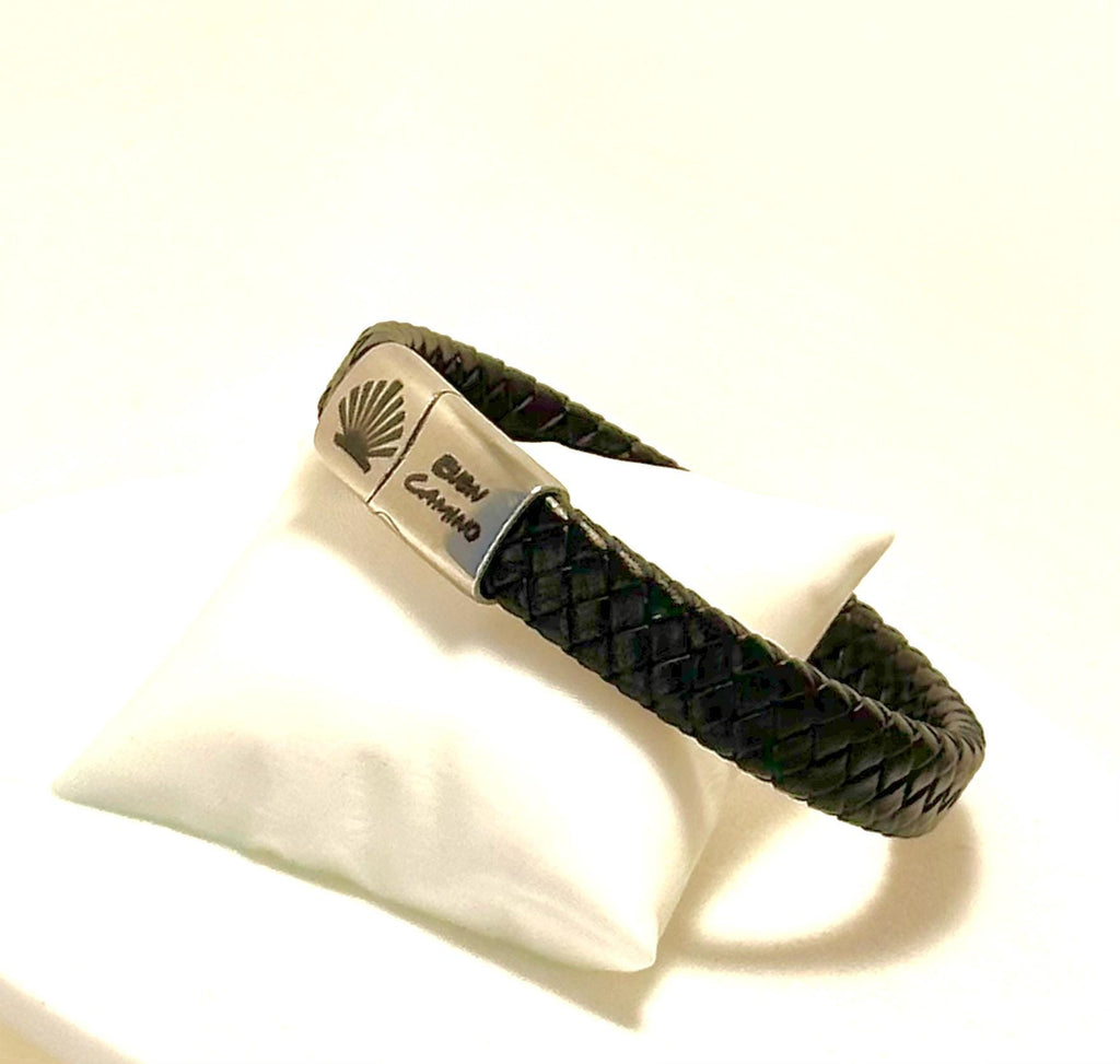 Nätt pilgrimarmband 10 mm – svart läder med snäcka och ”Buen Camino”