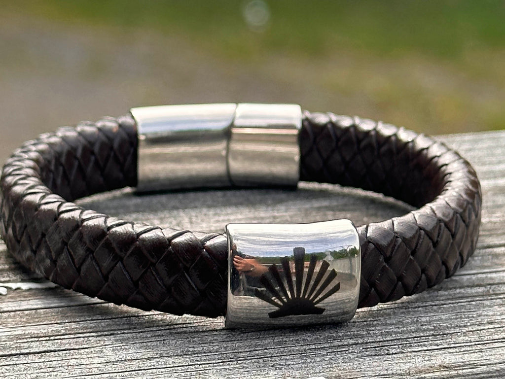 Camino de Santiago läderarmband – pilgrimssnäcka