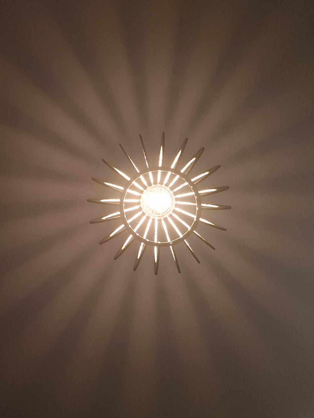 Hänglampa – Pære i trä med bladguld för matsal eller vardagsrum