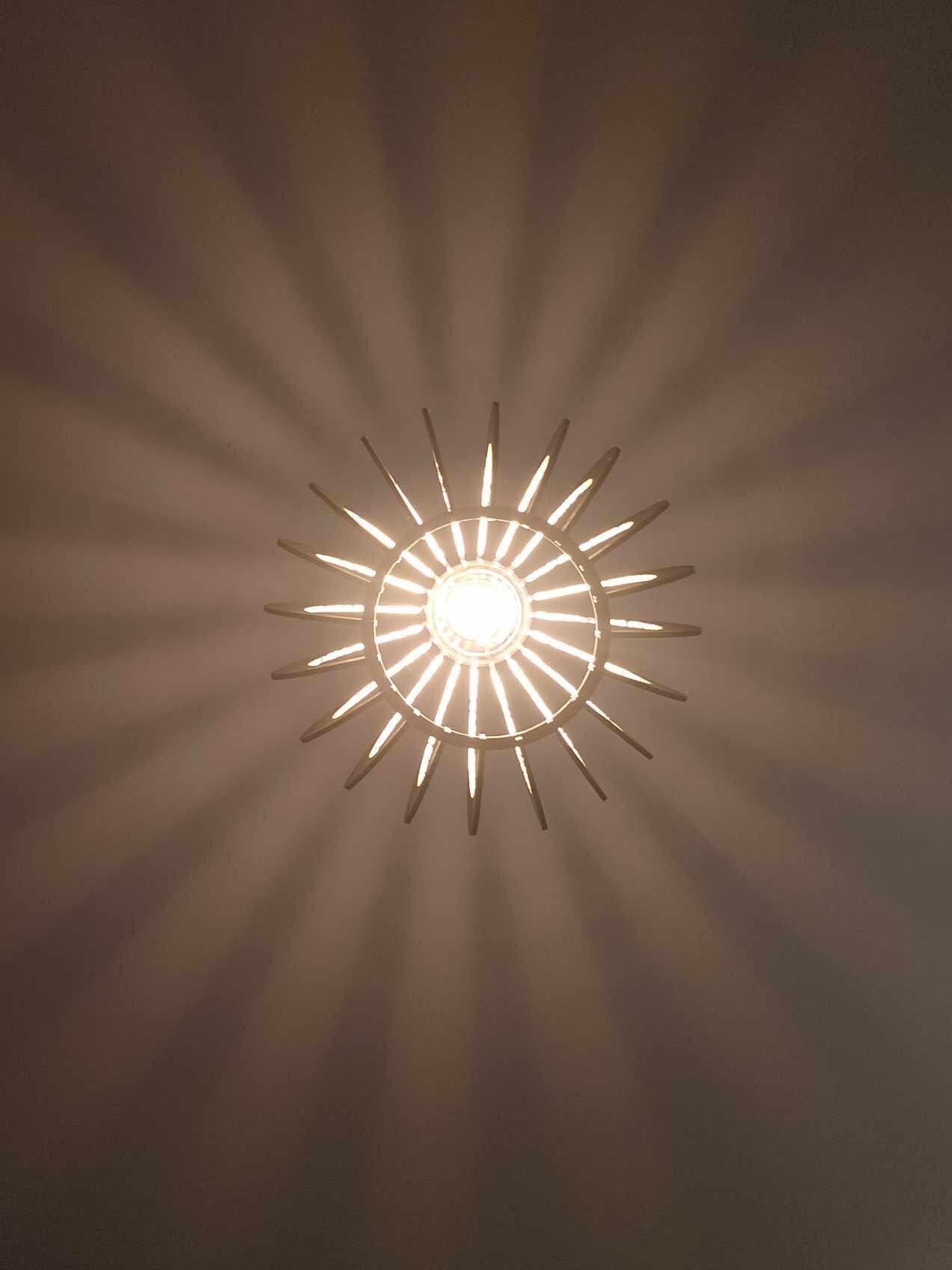 Hänglampa – Pære i trä med bladguld för matsal eller vardagsrum