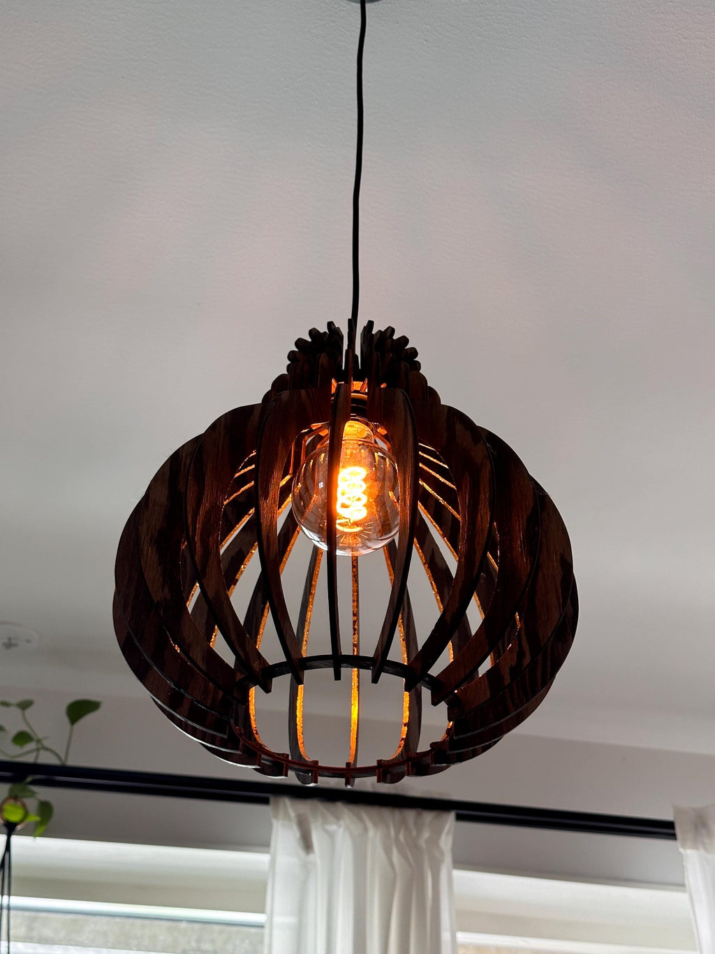 Hänglampa – Pære i trä med bladguld för matsal eller vardagsrum