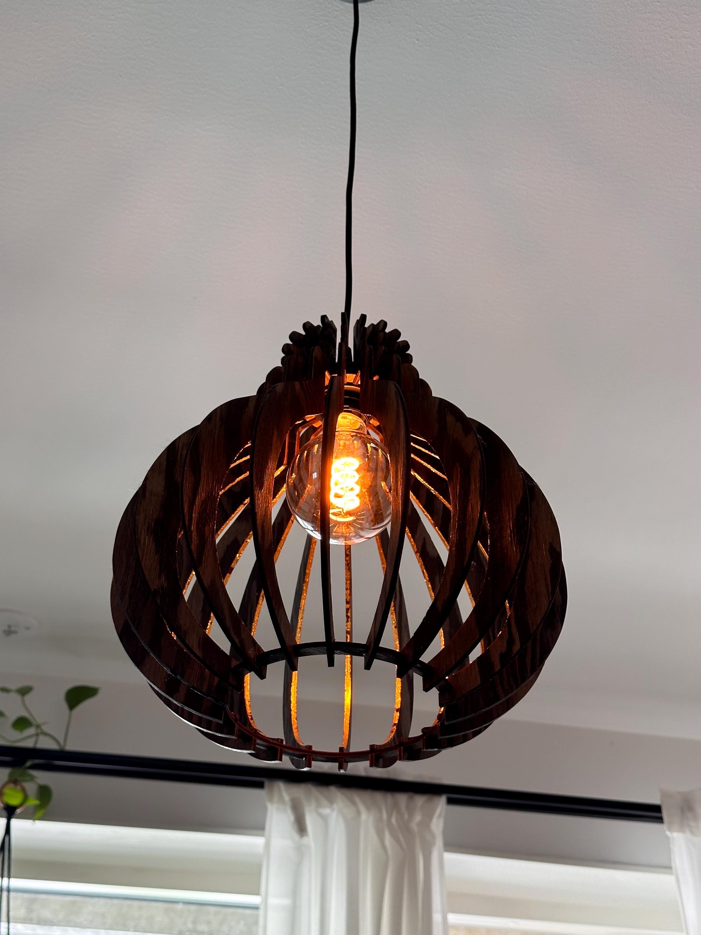 Hänglampa – Pære i trä med bladguld för matsal eller vardagsrum