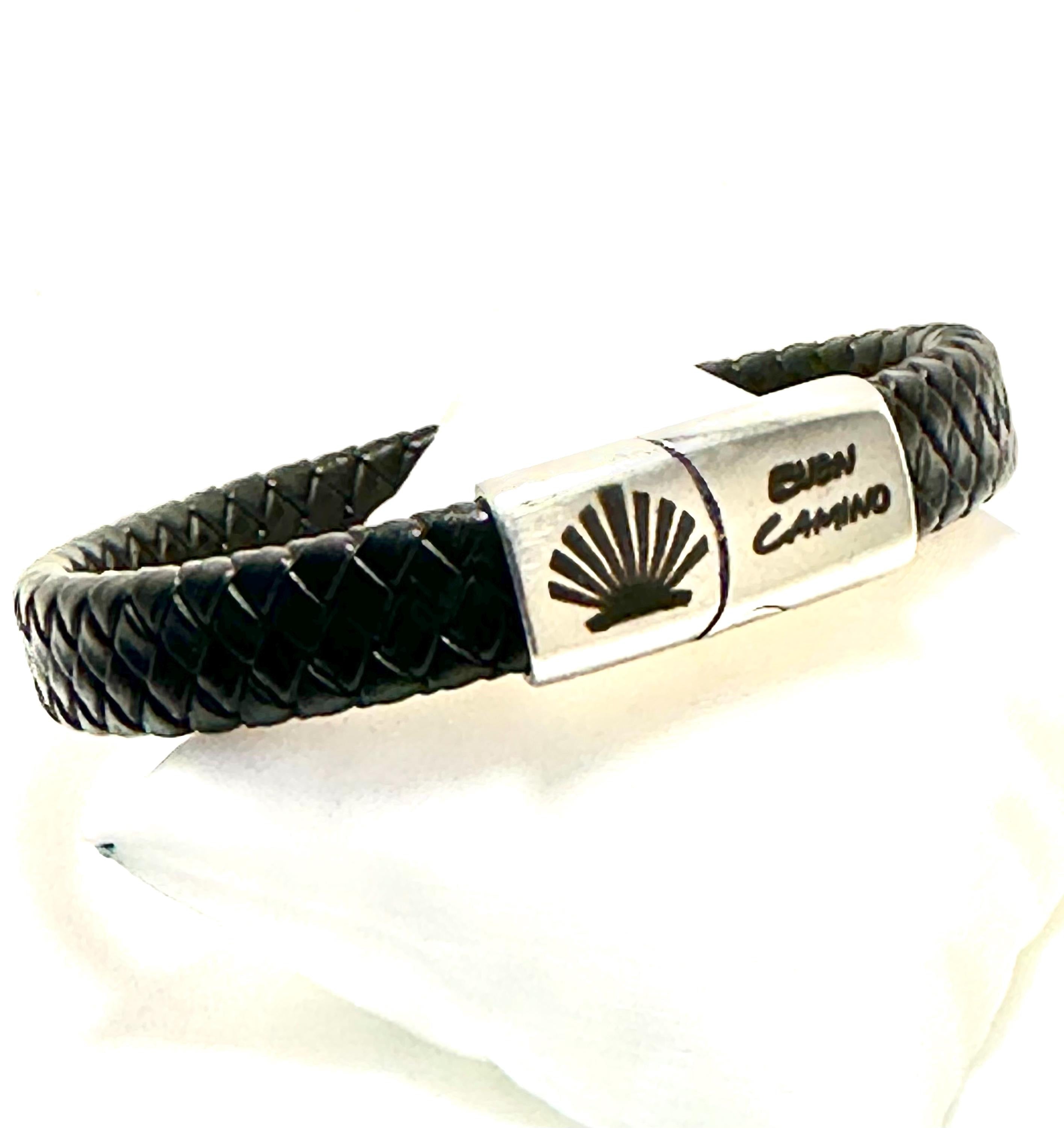 Nätt pilgrimarmband 10 mm – svart läder med snäcka och ”Buen Camino”