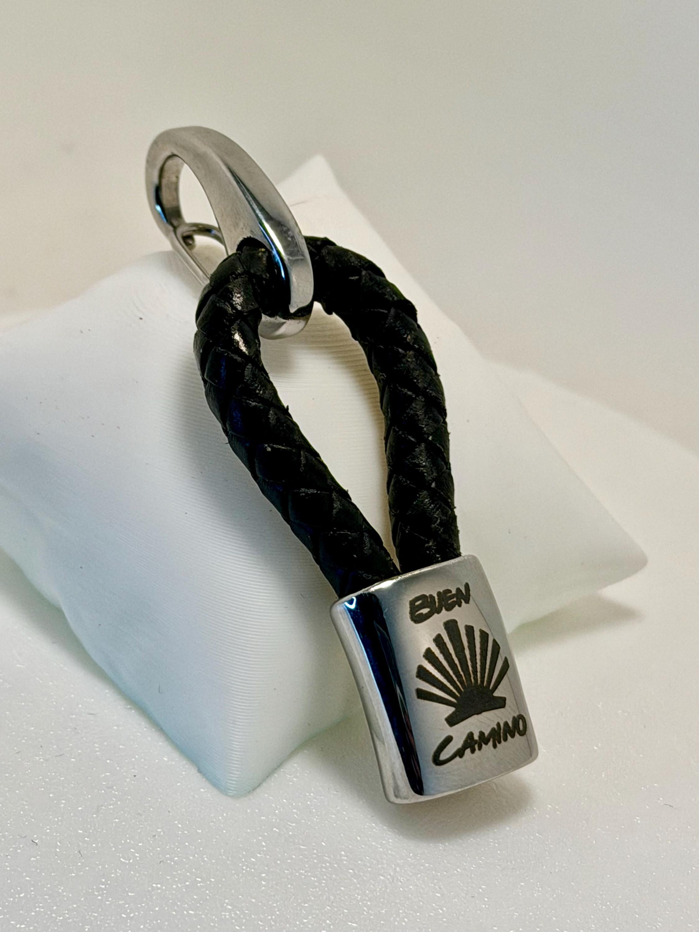 Handgjord Flätad Lädernyckelring – Pilgrimsmussla & Buen Camino, Jakobsleden Symbol