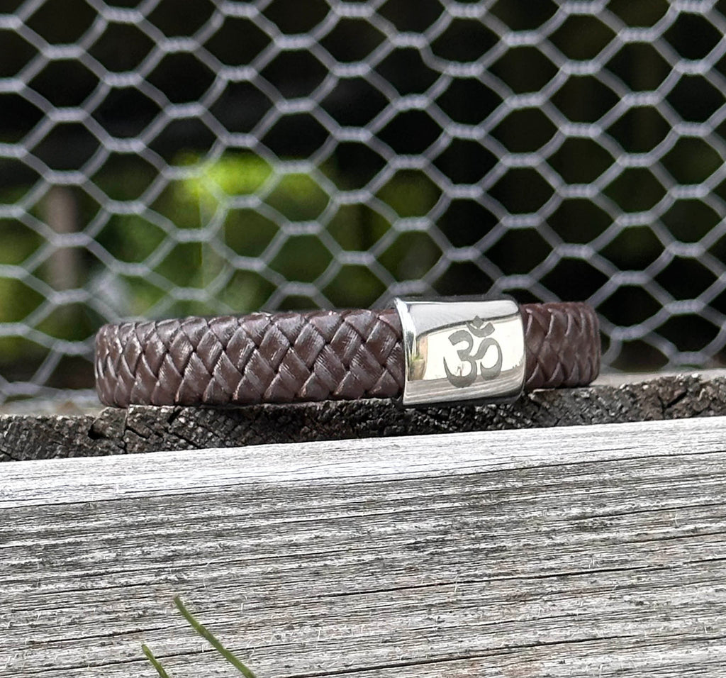 AUM/OM läderarmband – handgjort och stilrent