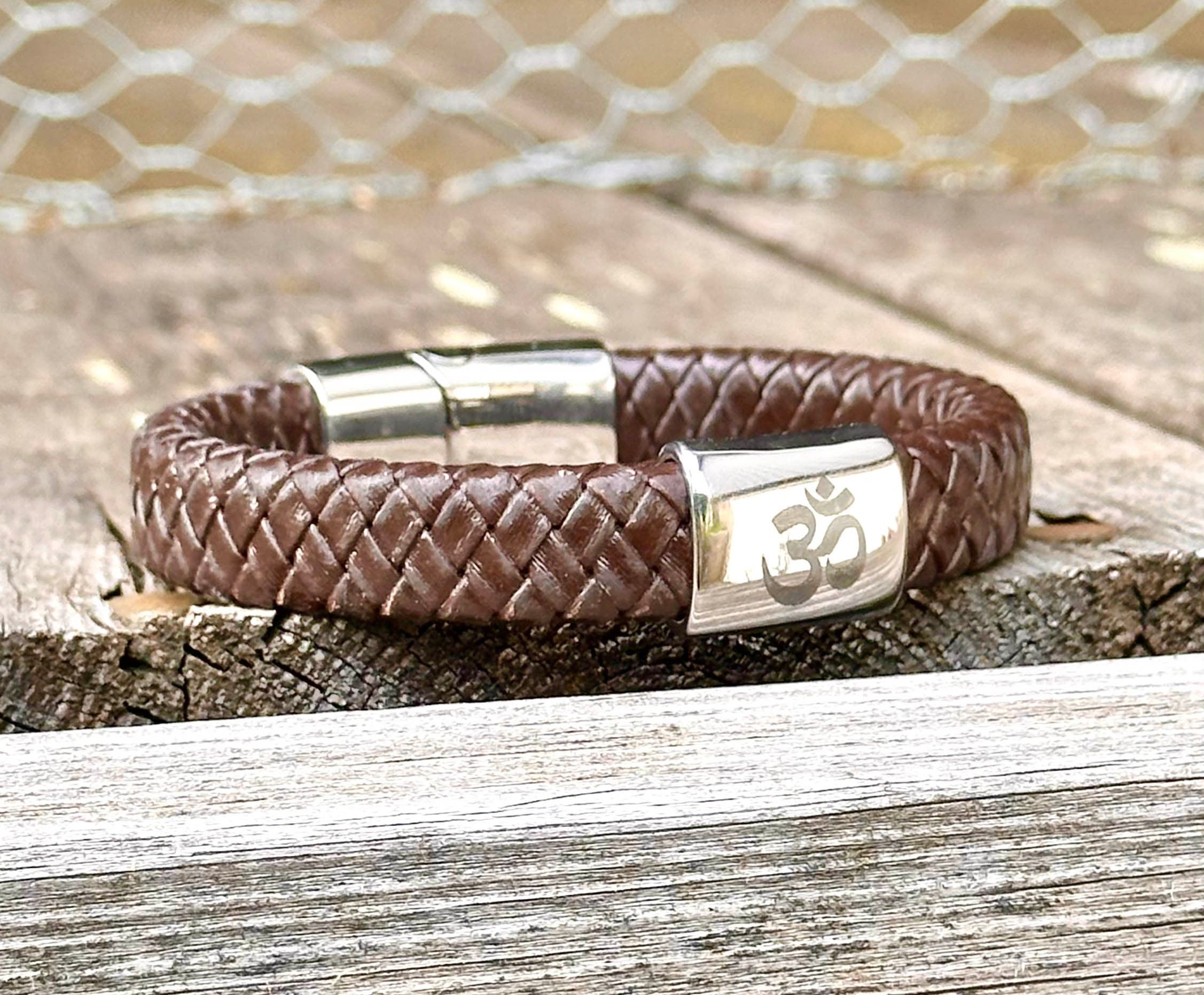 AUM/OM läderarmband – handgjort och stilrent