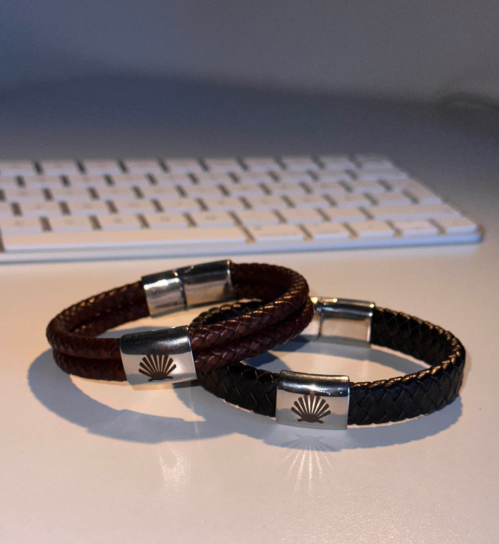 Camino de Santiago rustikt läderarmband – snäckskal pilgrimsmussla