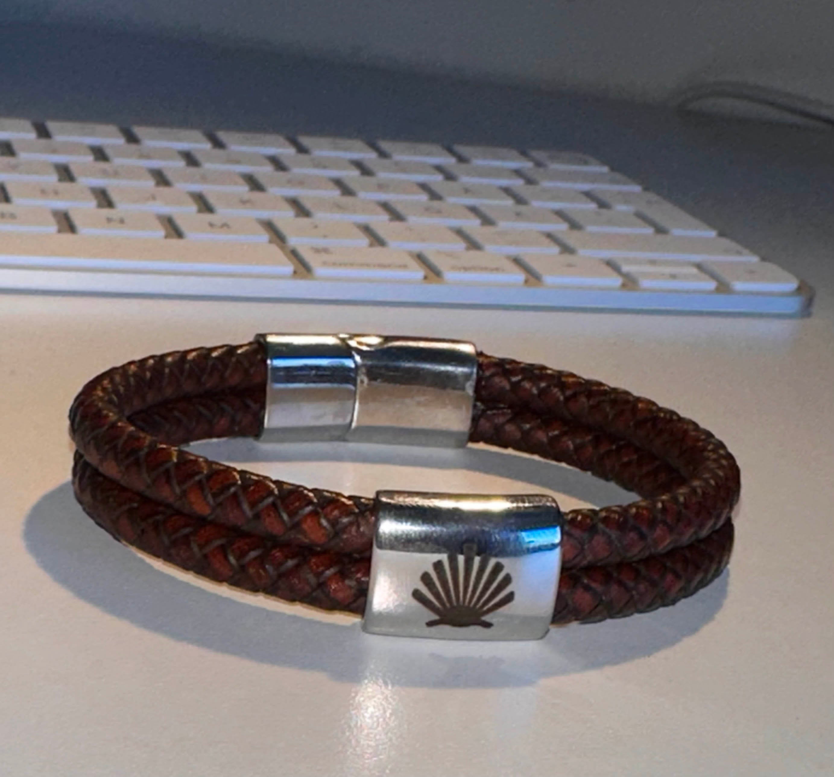 Camino de Santiago rustikt läderarmband – snäckskal pilgrimsmussla