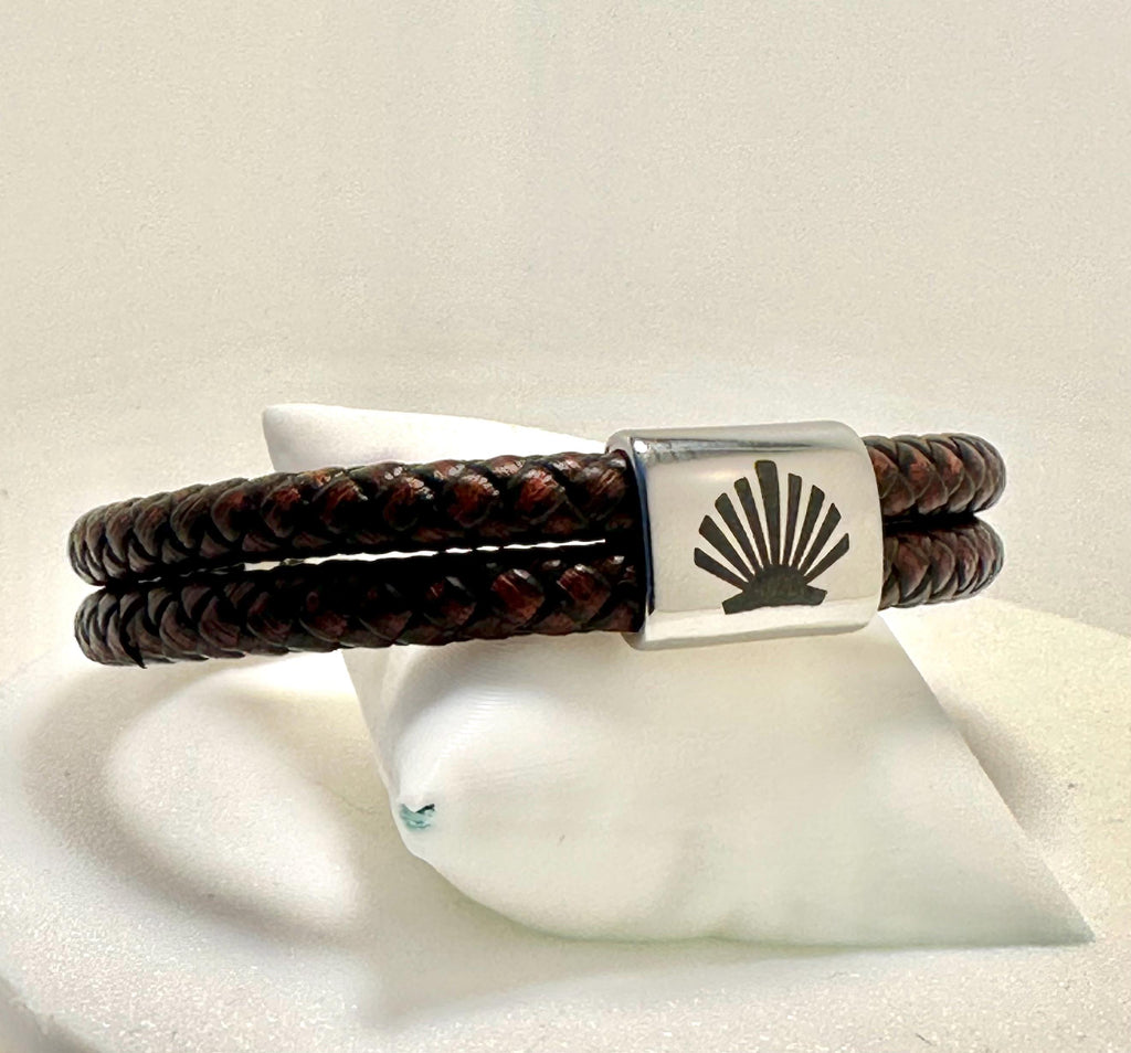 Camino de Santiago rustikt läderarmband – snäckskal pilgrimsmussla