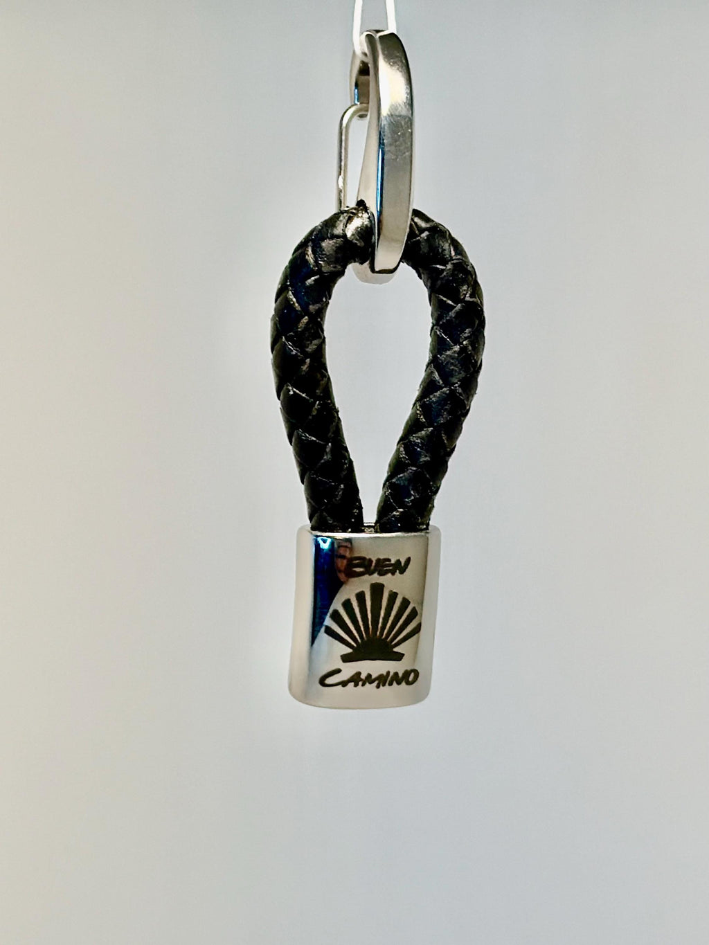 Handgjord Flätad Lädernyckelring – Pilgrimsmussla & Buen Camino, Jakobsleden Symbol