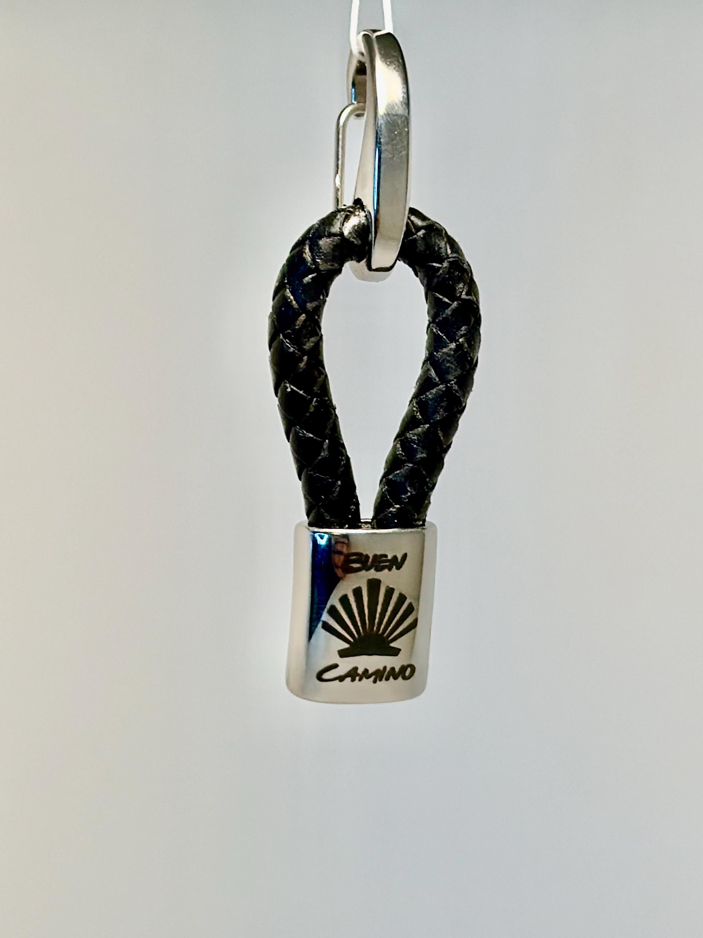 Handgjord Flätad Lädernyckelring – Pilgrimsmussla & Buen Camino, Jakobsleden Symbol