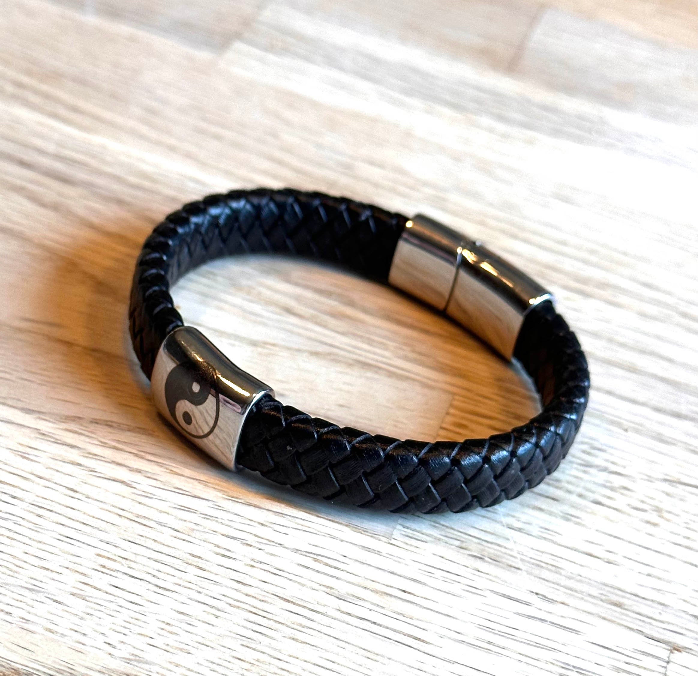 Yin & Yang läderarmband – svart flätat läder, rustik stil