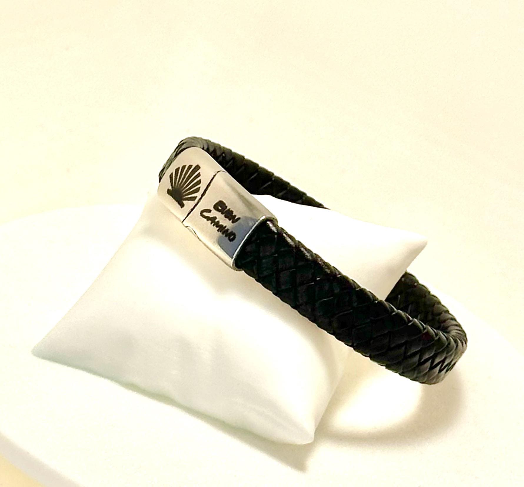 Nätt pilgrimarmband 10 mm – svart läder med snäcka och ”Buen Camino”