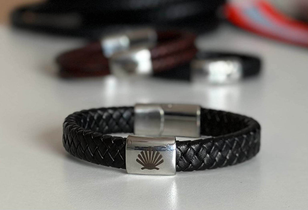 Camino de Santiago läderarmband – pilgrimssnäcka