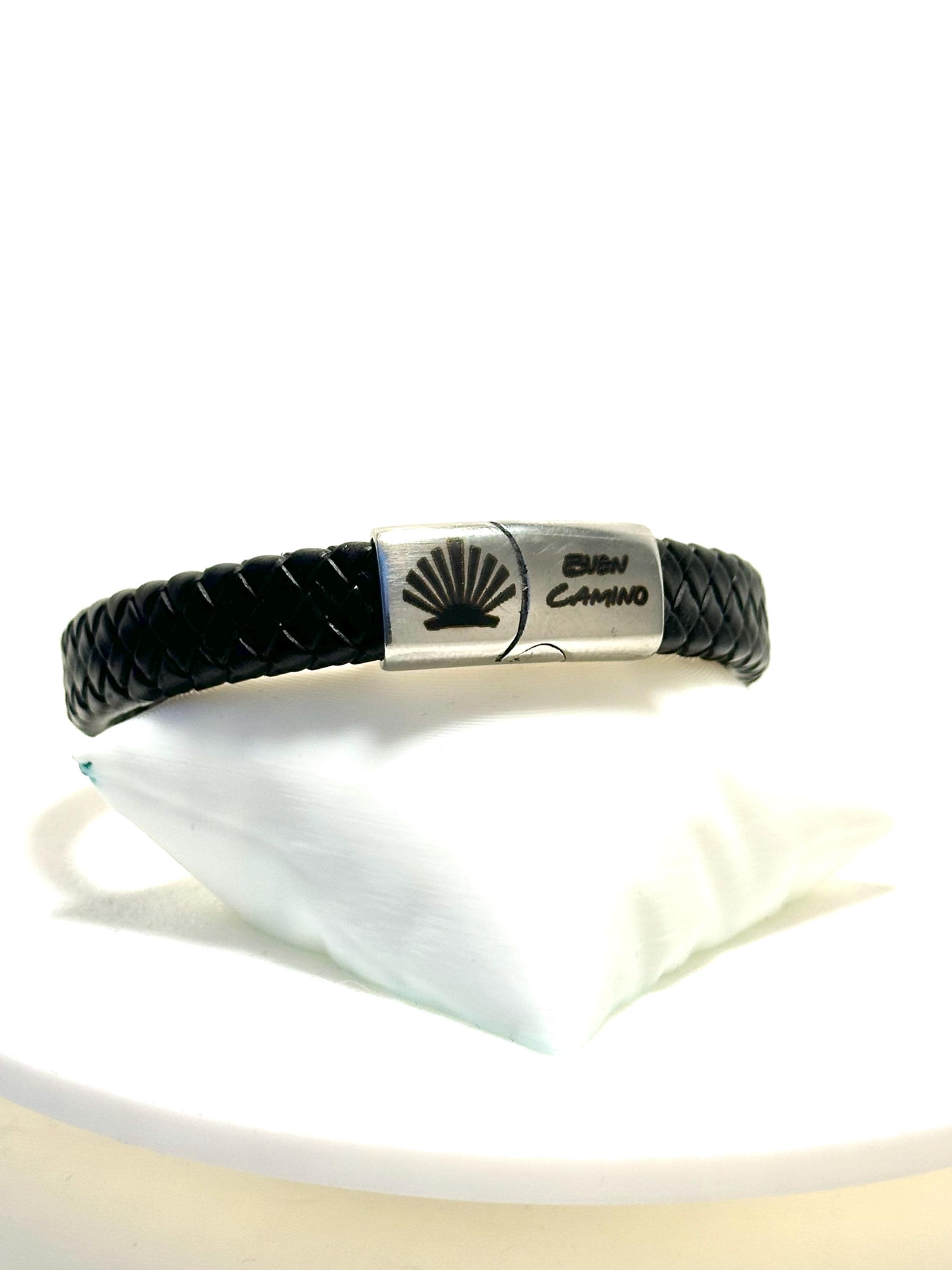 Nätt pilgrimarmband 10 mm – svart läder med snäcka och ”Buen Camino”