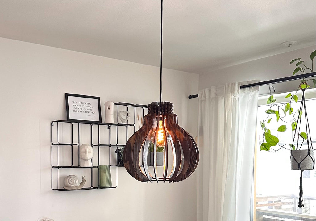Pære handgjord pendellampa i trä med bladguld och varm skandinavisk design