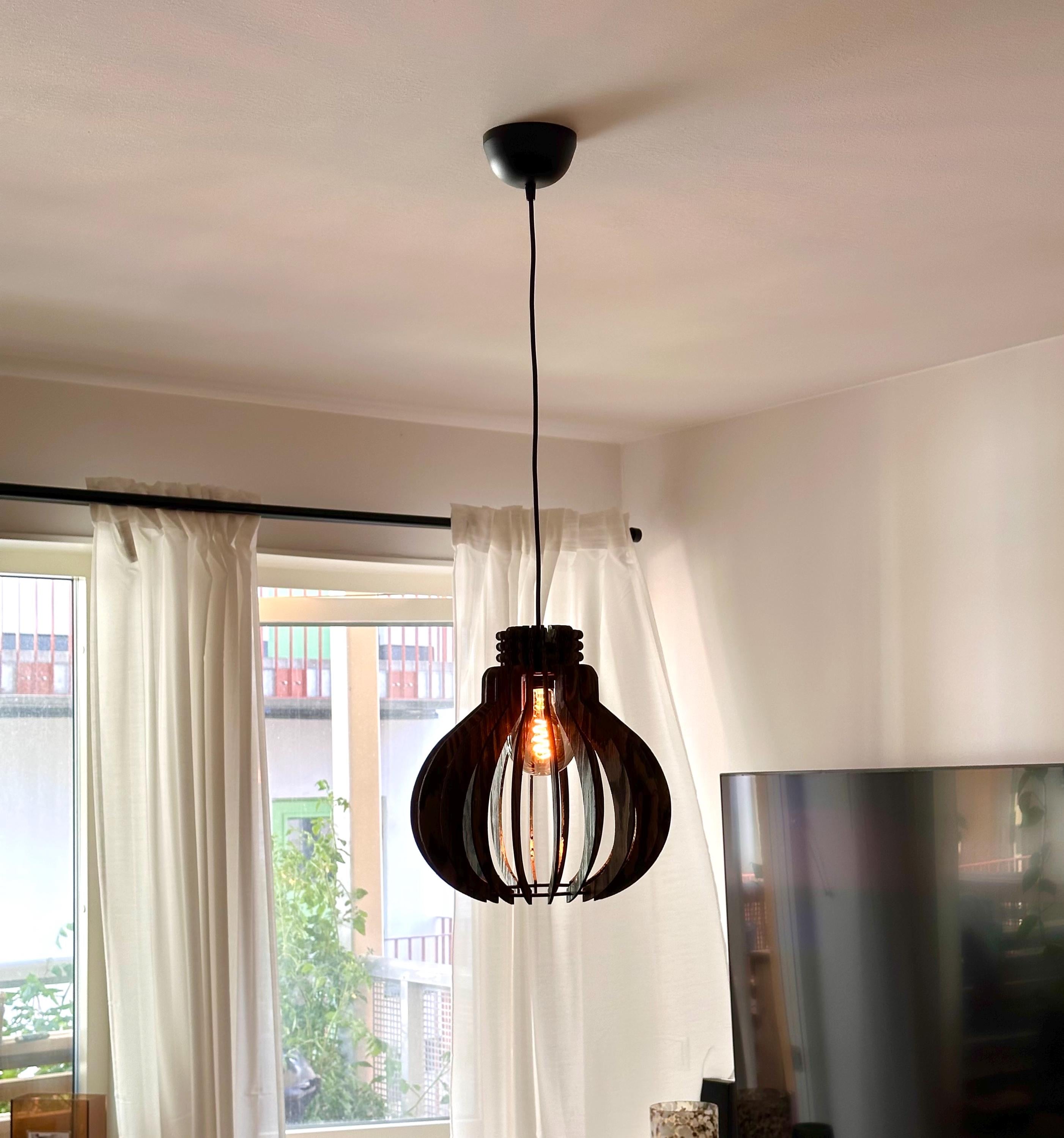 Handgjord taklampa i trä från Holtbo med minimalistiskt nordiskt formspråk
