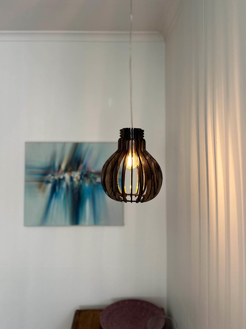 Närbild på handgjord Pære Mini lampa i trä med naturlig ådring