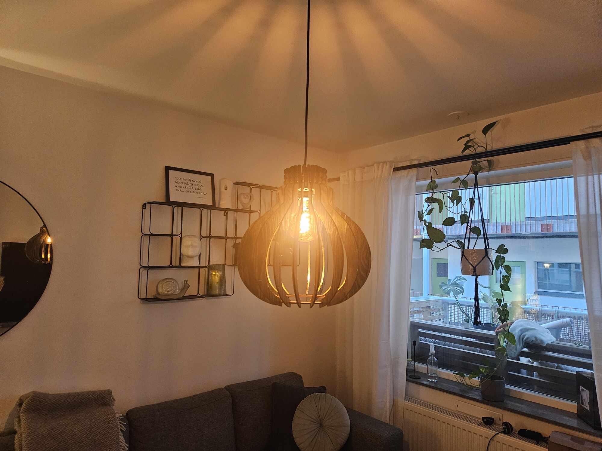 Skandinavisk designlampa i betsad plywood med mjukt varmt ljus