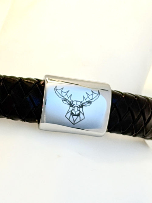 Älg läderarmband med lasergraverad detalj i rostfritt stål