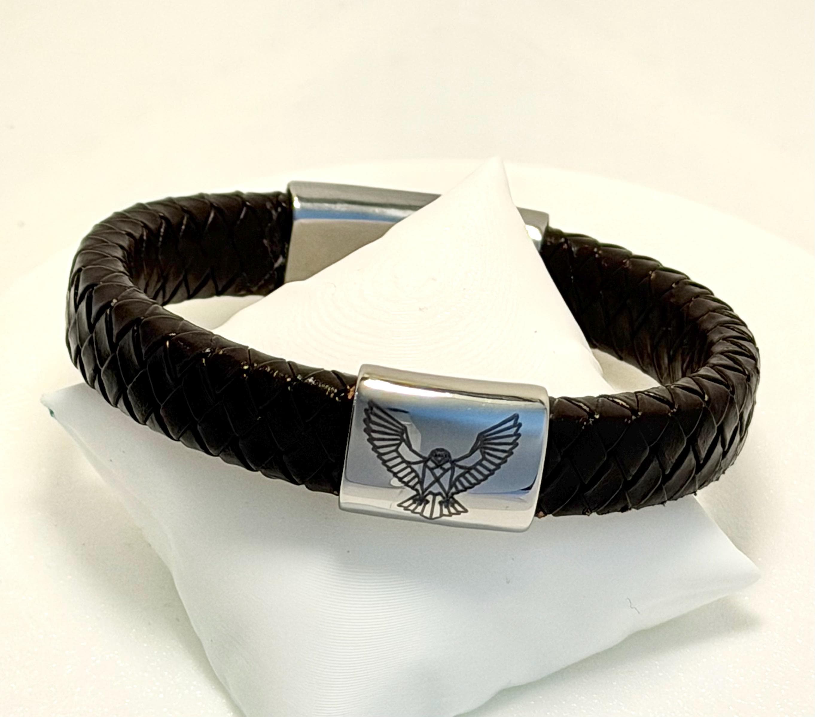 Läderarmband nordisk mytologi, Örn – En symbol för visdom och frihet