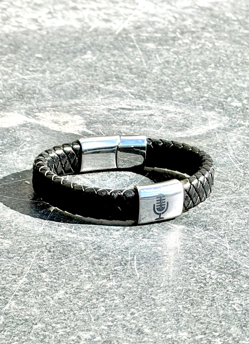 Läderarmband med graverad mikrofon i rostfritt stål – present till sångare och musiker från Holtbo