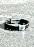 Läderarmband med graverad mikrofon i rostfritt stål – present till sångare och musiker från Holtbo