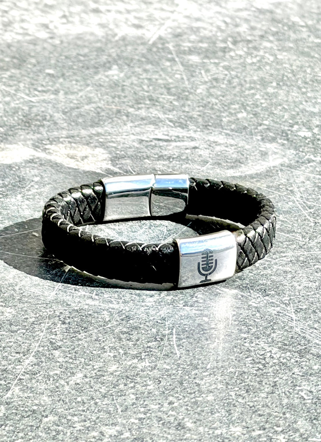 Läderarmband med graverad mikrofon i rostfritt stål – present till sångare och musiker från Holtbo