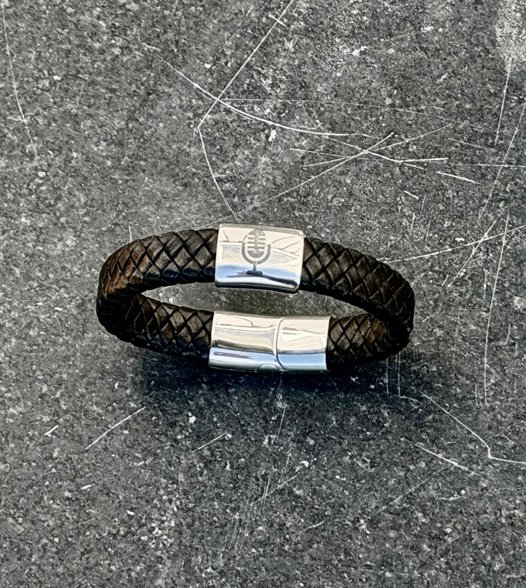 Svart flätat läderarmband med mikrofon gravyr – smycke för musiker, sångare och poddare