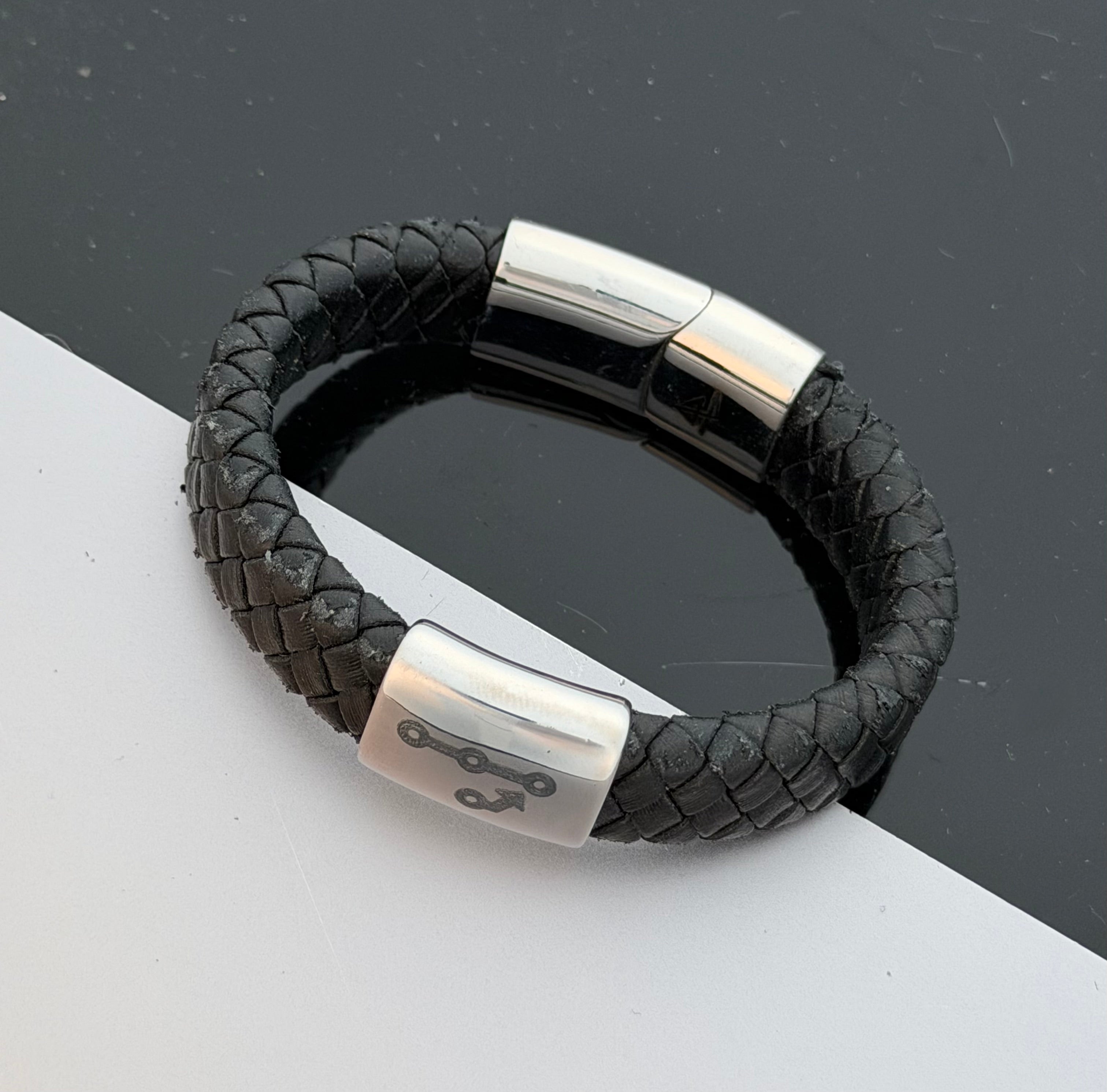 Pull Request läderarmband i svart flat rem med rostfri graverad pärla