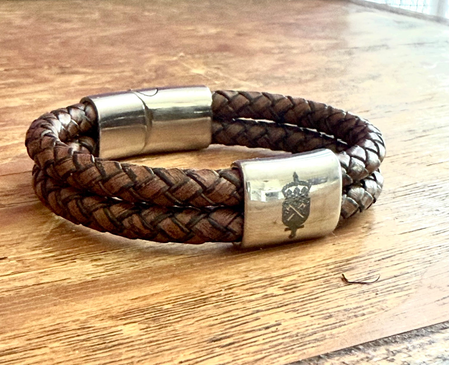 Specialbeställt läderarmband med personlig symbol graverad på stålpärla