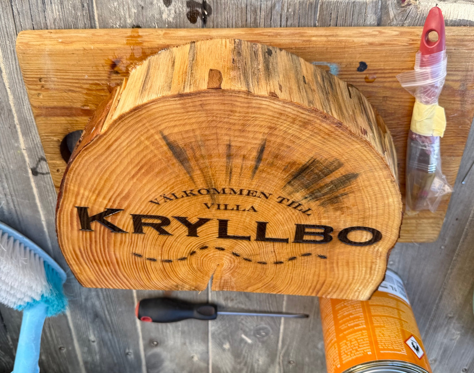 Personlig träskylt med graverad text för Villa Kryllbo